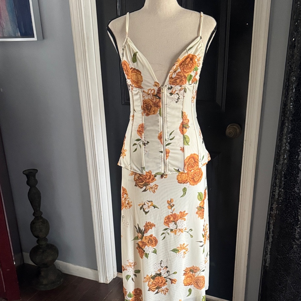 Beautiful & Classy floral two piece skirt set  Worn once